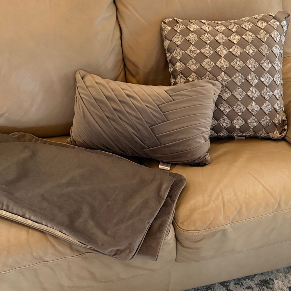 J. Queen pillow set